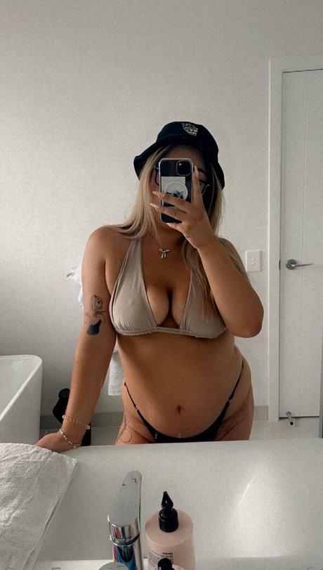 chaton courbé onlyfans nu en haute qualité photos