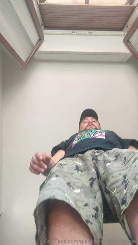 Giant Beautiful Disaster art star du porno des photos