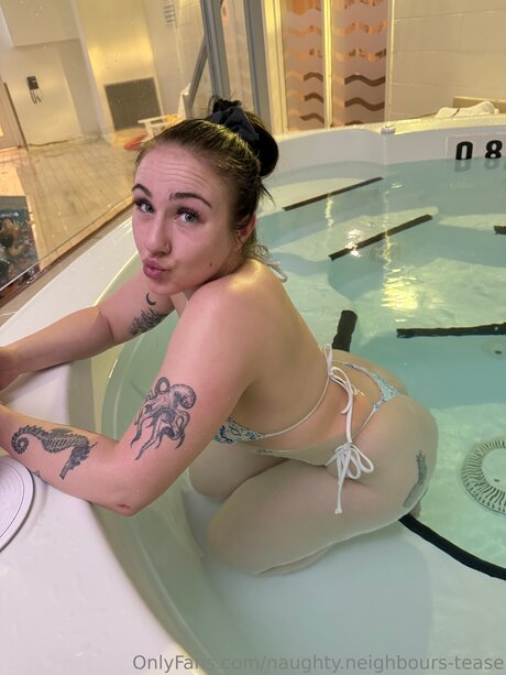 Naughty Neighbours Tease modèle sexy galeries