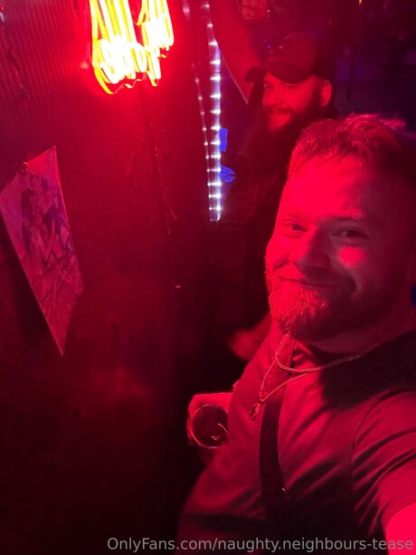 Naughty Neighbours Tease actrice de nus photo