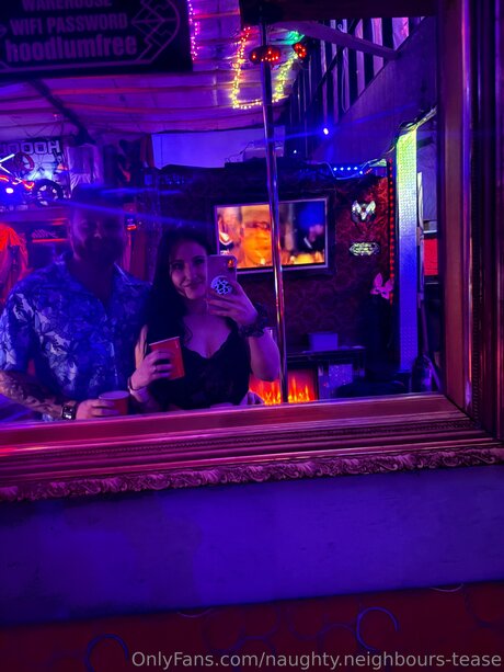 Naughty Neighbours Tease star du porno exclusive des photos