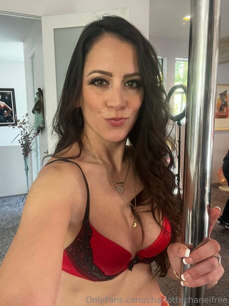 fille courbée dà côté onlyfans belle sexy images