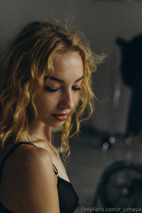 lingerie blanche onlyfans plutôt sexy images