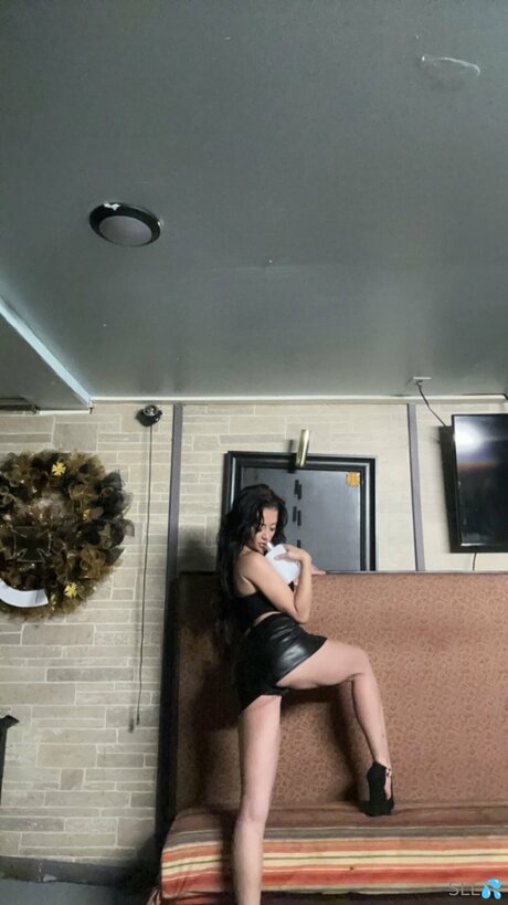 Sassylittleleo modèle exclusif des photos