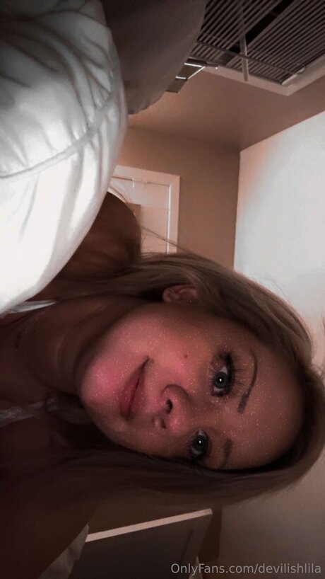 Devilishlila étoile adulte photos