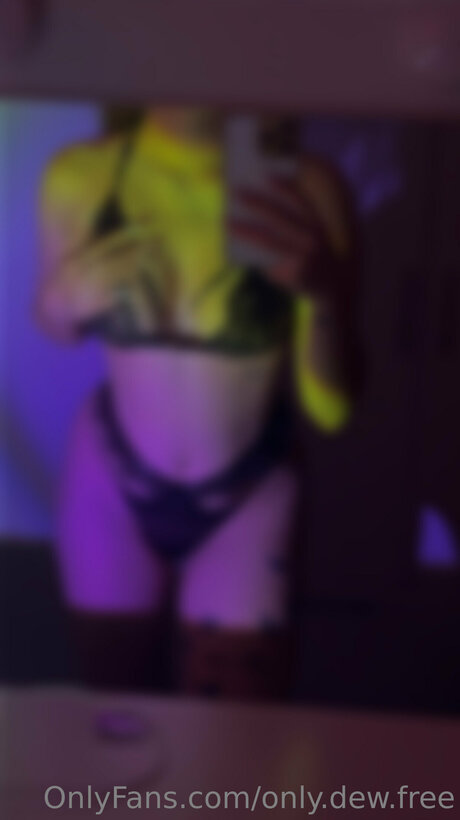 Only Dew Free modèle érotique images