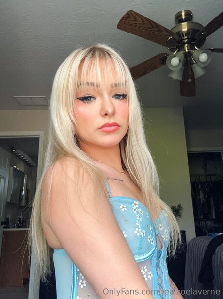 Realzoelaverne modèle sexy photos