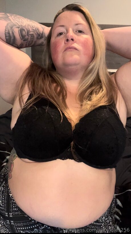 Juicyjules256 modèle sympa des photos