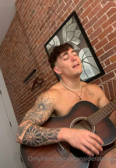 Aconsideratetop joli modèle des photos