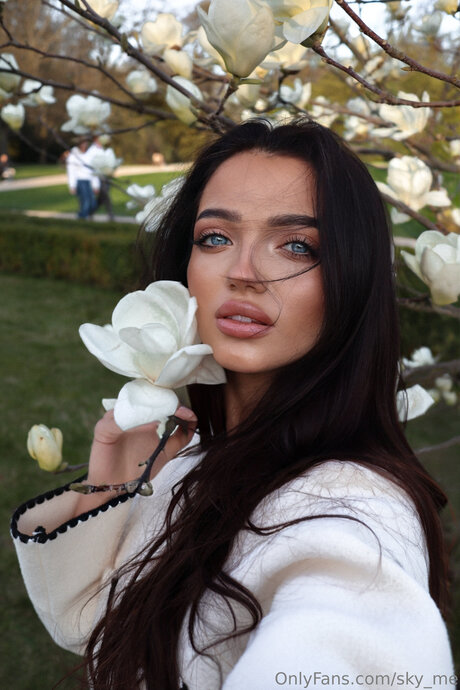 Sky Me star du porno adulte photo