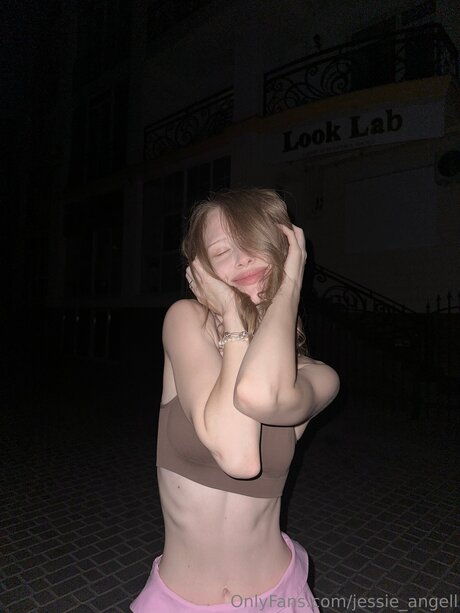Jessie Angell étoile nue des photos