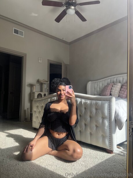 Emorisplashh actrice sexy photos