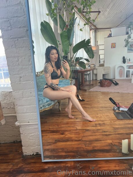 Mxtomie modèle pornographique des photos