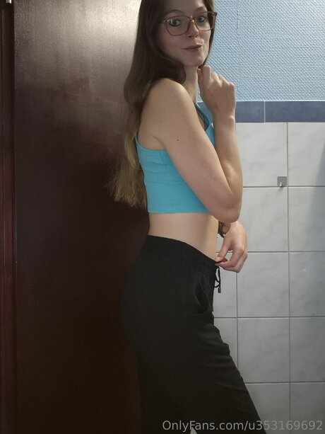 fille courbée dà côté onlyfans beau sexe image