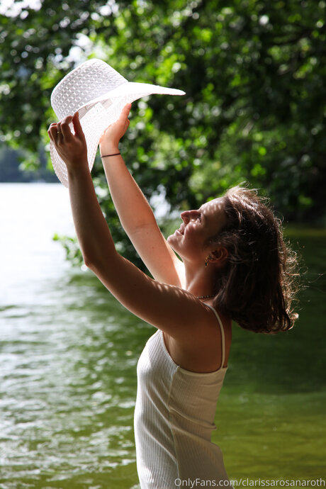 Clarissarosanaroth modèle images