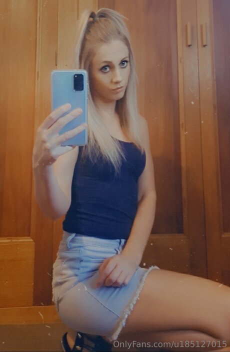 U185127015 actrice libre galeries