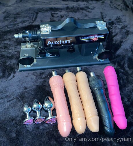 Peachyynani étoile nue photo