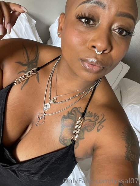 fans noirs enceintes uniquement art érotique galerie