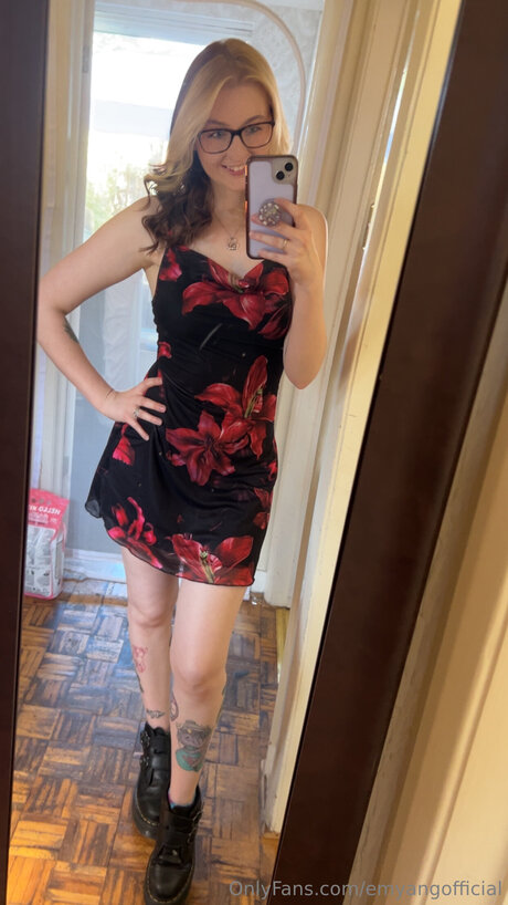 Emyangofficial étoile sexy images