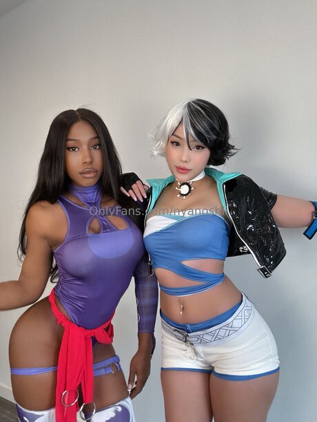 Nyanoshii modèle pornographique photo