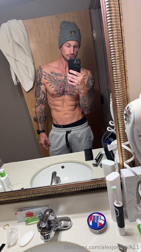 Alexjoneskik11 étoile exclusive galeries