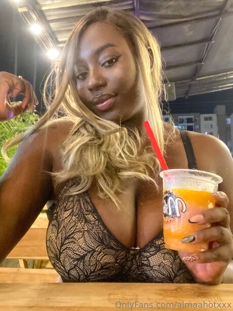 Almaahotxxx modèle adulte photo