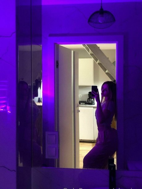 Elsa Jay actrice pornographique photos