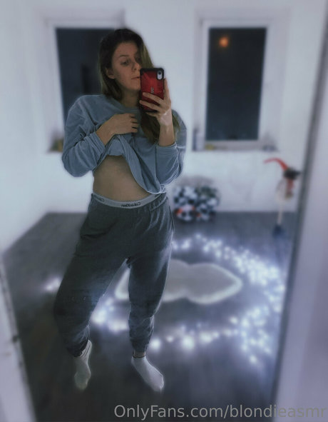 blondieasmr étoile nue des photos