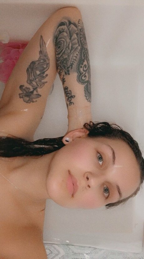 eeekerie modèle adulte archive