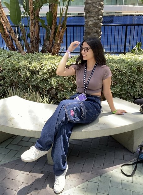 Justcallme Vixx actrice nue images