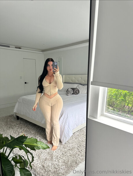 Nikkiskies actrice hd img