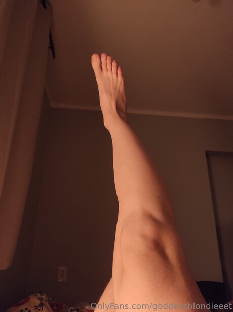 Goddessblondiefeet modèle nu galerie