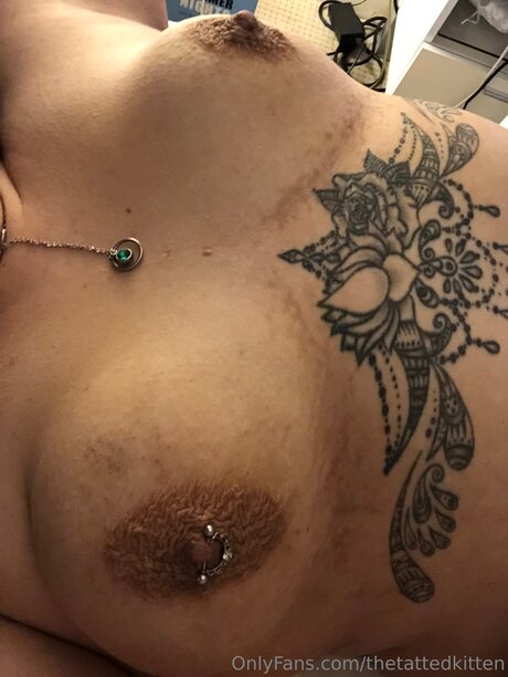 Thetattedkitten actrice de grande qualité photos