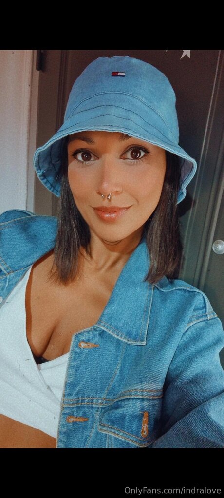 Indralove modèle de haute qualité archive