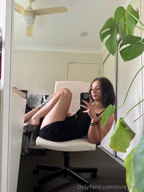 Avie Baby star du porno hd galerie