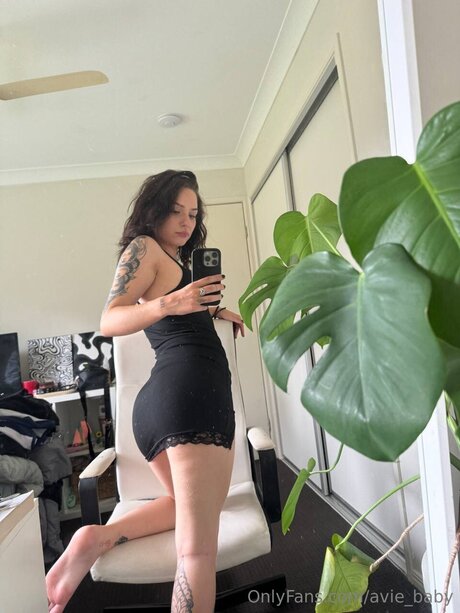 Avie Baby actrice de nus image