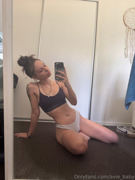 Avie Baby art star du porno image