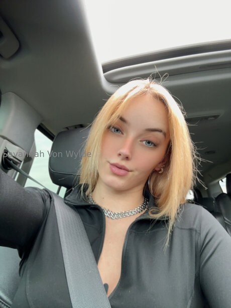 Savannahvonwylde actrice hd photos