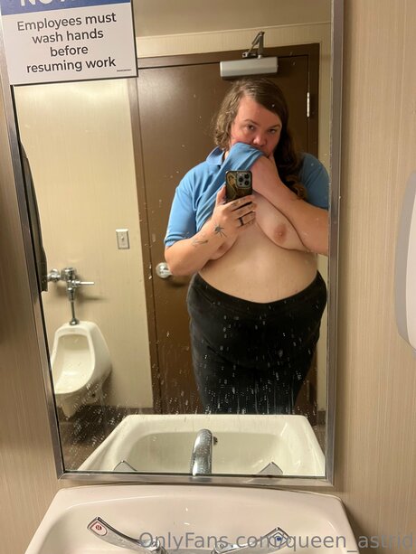 Queen Astrid star du porno nue des photos