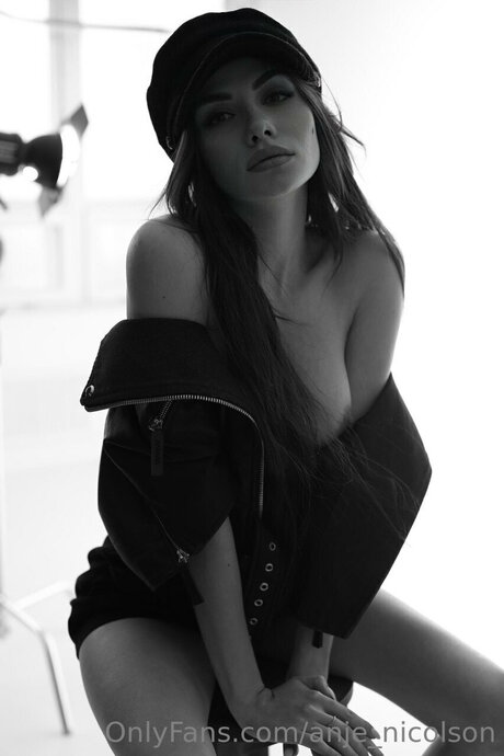 Anje Nicolson star du porno nue galerie