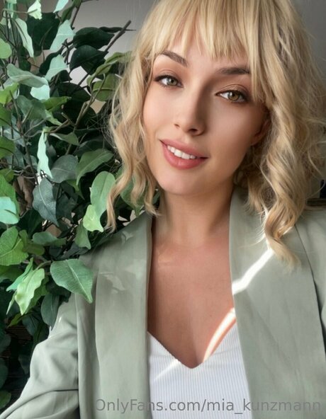 Mia Kunzmann haut de star du porno collection