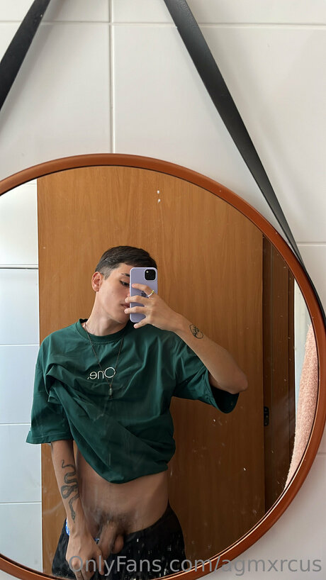 fille courbée dà côté onlyfans sympa, meilleur photo