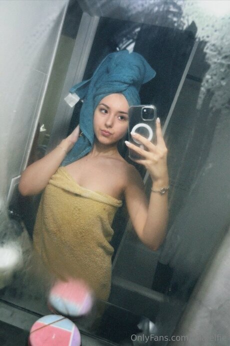 Lola Elfie haut de star du porno collection