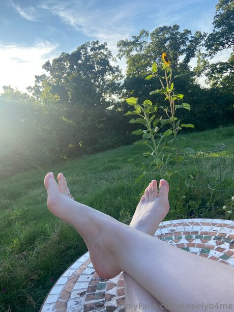 Kneelyb4me actrice adulte images