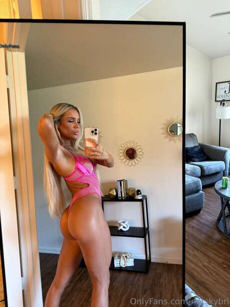 Notskybri modèle adulte des photos