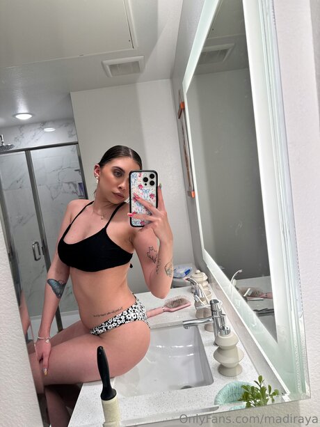 fille courbée dà côté onlyfans joli sexe images