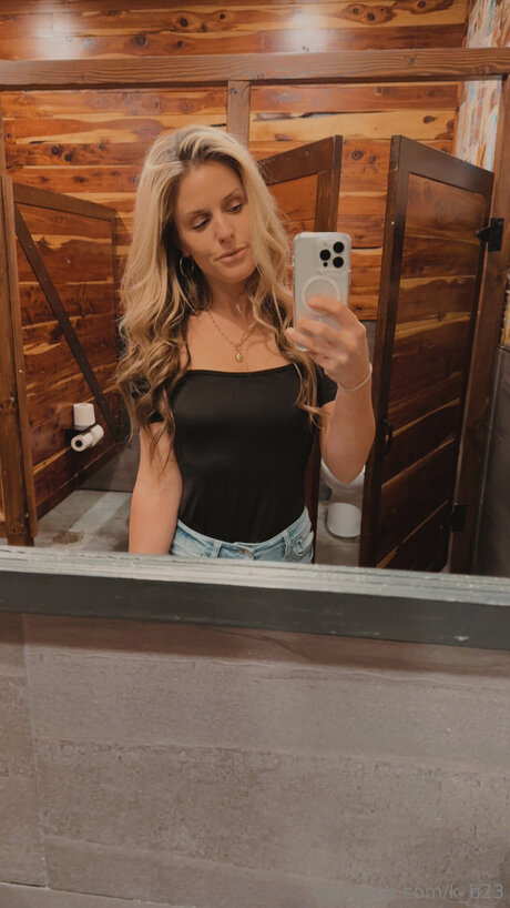 K B23 actrice sexy photo