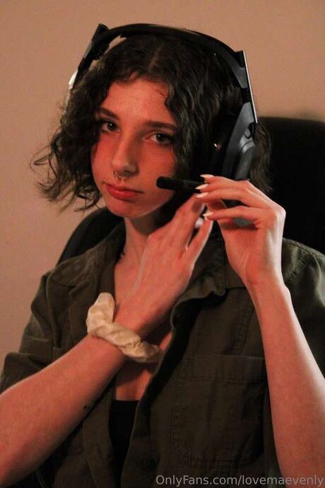 Lovemaevenly actrice libre des photos