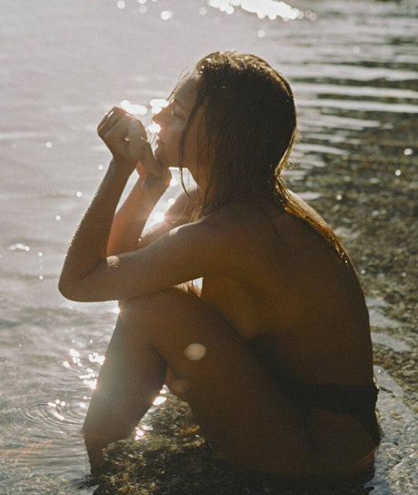 fille courbée dà côté onlyfans sexe sympa image