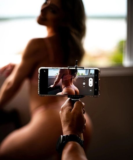 Mariana Aroldi beau modèle photos